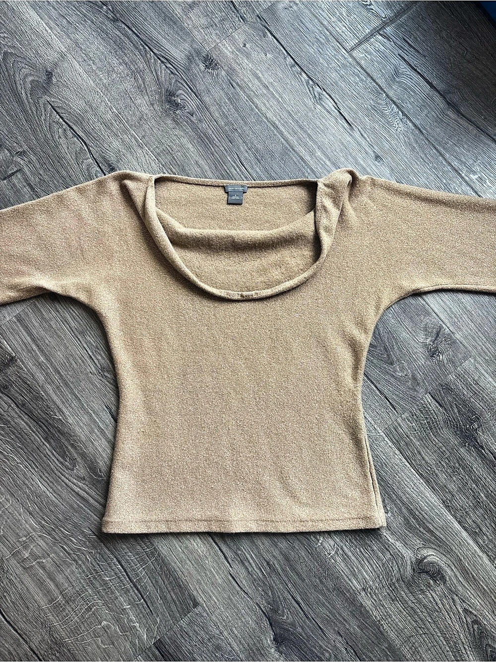 Ann Taylor 3/4 Sleeve, scoop neck sweater in gold Size Small Like New
